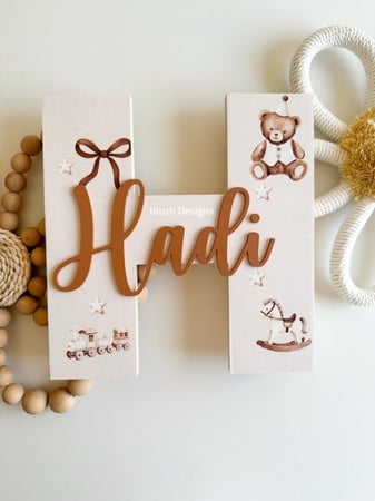 حرف خشبي بثيم الدبدوب الكريمي (B)/مع اسم اكريلك بارز