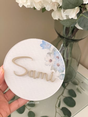 قطعة اسم اكريلك ملونة/مع تصميم  الورد  السماوي  وكتابة بالاكريلك