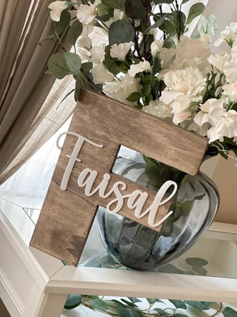 حرف خشبي /مقاس 32 cm مع اسم اكريلك بارز