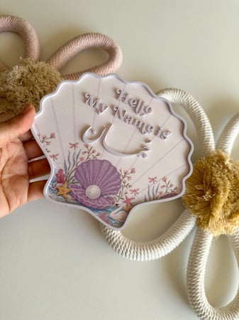 قطعة الصدفة بالاسم  /مع كتابة اكريلك بارز