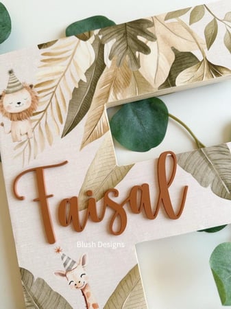 حرف خشبي بثيم السفاري /مع اسم اكريلك بارز