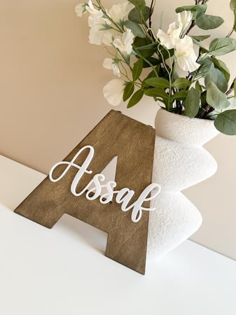 حرف خشبي /مقاس 32 cm مع اسم اكريلك بارز