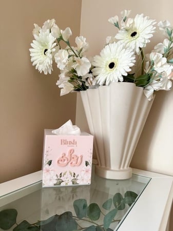 علبة مناديل / مع تصميم Apple Blossoms وكتابة بالاكريلك