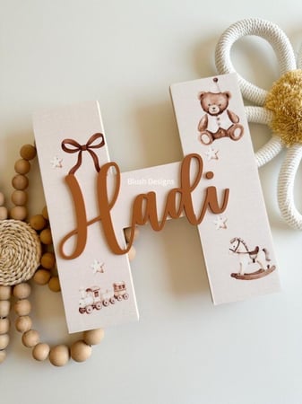 حرف خشبي بثيم الدبدوب الكريمي (B)/مع اسم اكريلك بارز