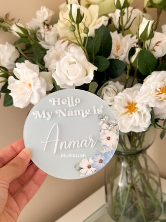 قطعة اسم اكريلك ملونة/مع تصميم  الورد السماوي وكتابة بالاكريلك