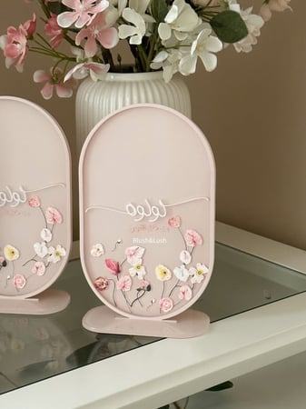 ستاند طاولة اكريلك بيضاوي ملون/ مع تصميم الورد الملون وكتابة بالاكريلك