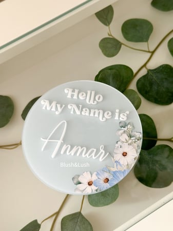 قطعة اسم اكريلك ملونة/مع تصميم  الورد السماوي وكتابة بالاكريلك