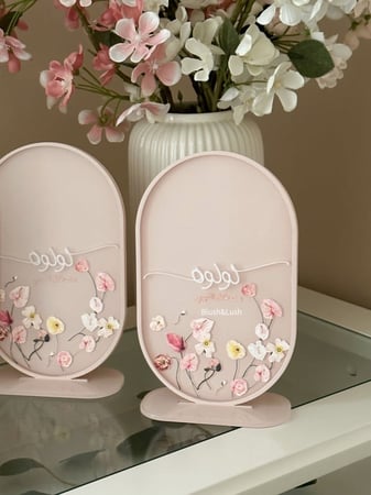 ستاند العيد اكريلك مع تصميم ورد الاوركيد وكتابة بالاكريلك