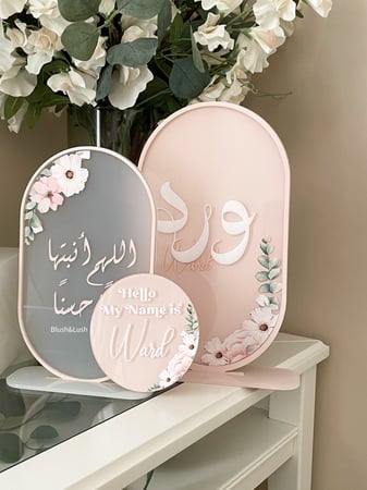 بكج استقبال ورد A/  مع كتابة بارزة و اضافة تصميم الورد الوردي