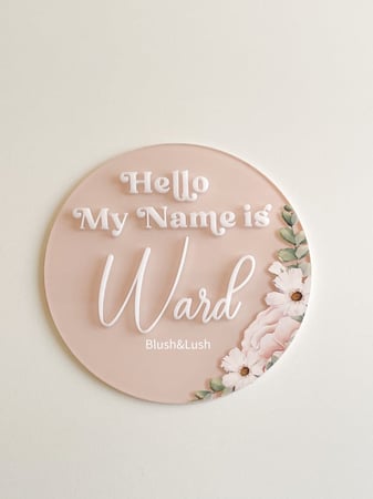 قطعة اسم اكريلك ملونة/مع تصميم  الورد الوردي وكتابة بالاكريلك