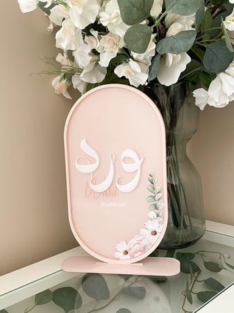 ستاند طاولة اكريلك بيضاوي ملون/ مع تصميم الورد الوردي وكتابة بالاكريلك