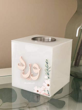 مبخرة اكريلك / مع تصميم  الورد الوردي  وكتابة اسمين  بالاكريلك