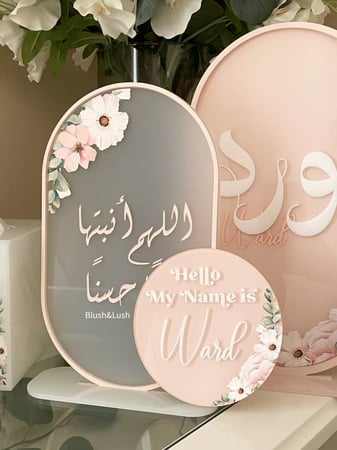 بكج استقبال ورد A/  مع كتابة بارزة و اضافة تصميم الورد الوردي