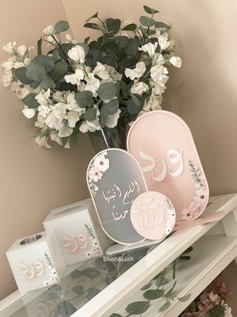 بكج استقبال ورد A/  مع كتابة بارزة و اضافة تصميم الورد الوردي