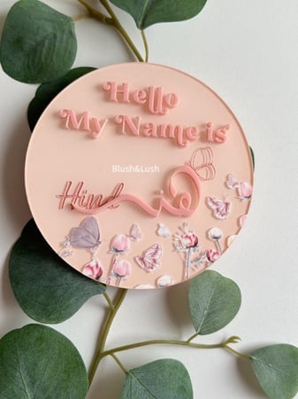 قطعة اسم اكريلك ملونة بتصميم خارجي / مع كتابة اكريلك بارز ملون