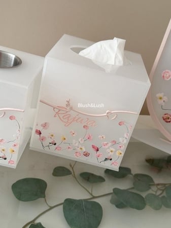 علبة مناديل / مع تصميم ورد الاوركيد الملون وكتابة بالاكريلك
