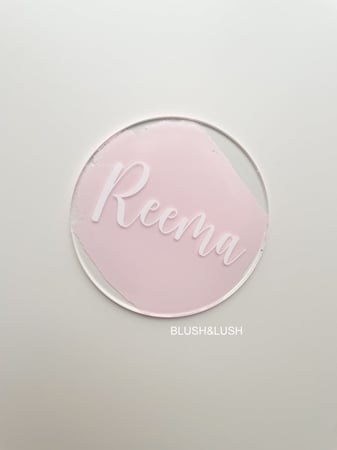 قطعة اكريلك ملونة بإسم طفلك