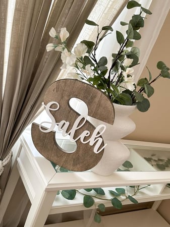 حرف خشبي /مقاس 32 cm مع اسم اكريلك بارز