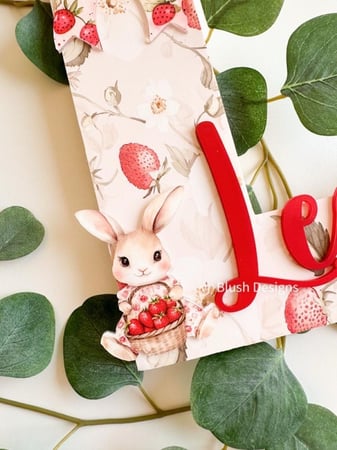 حرف خشبي بثيم الفراولة B /مع اسم اكريلك بارز