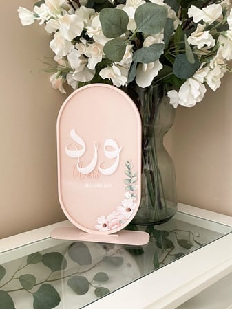 ستاند طاولة اكريلك بيضاوي ملون/ مع تصميم الورد الوردي وكتابة بالاكريلك