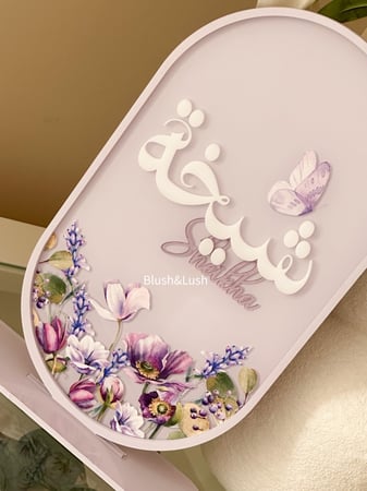 ستاند طاولة اكريلك بيضاوي ملون/ مع تصميم الورد البنفسجي وكتابة بالاكريلك