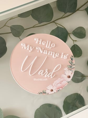 قطعة اسم اكريلك ملونة/مع تصميم  الورد الوردي وكتابة بالاكريلك