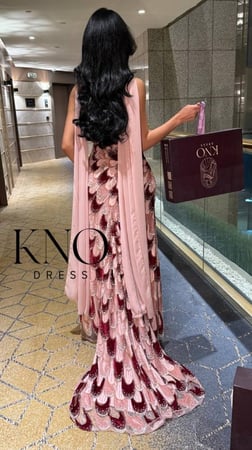 فستان بخامة مخمل مع شك مموج يجمع بين النعومة والفخامة بلمعان أنيق وجذاب