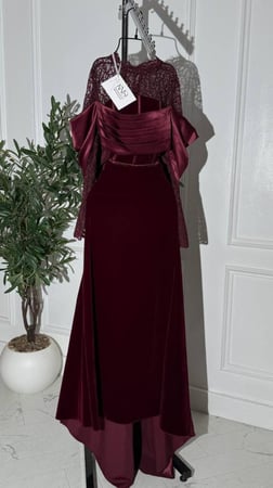 فستان جوخ فاخر مع لمسات تفته ودانتيل أنيقة لإطلالة شتوية راقية