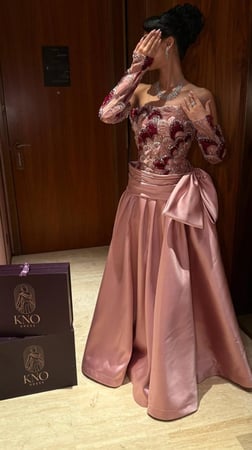 فستان سهرة فاخر من قماش الميكادو مع مخمل مطرز وأكمام من الشك الشفاف