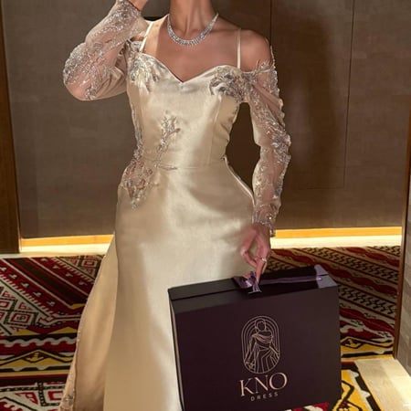 فستان ميكادو راق بتفاصيل شك فاخر خاص يجمع بين الفخامة والأناقة ليمنح