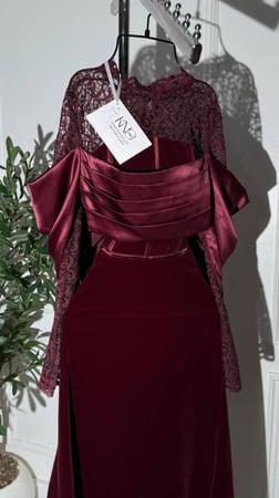 فستان جوخ فاخر مع لمسات تفته ودانتيل أنيقة لإطلالة شتوية راقية.