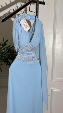 فستان أنيق من خامة الجورجيت الخفيفة،