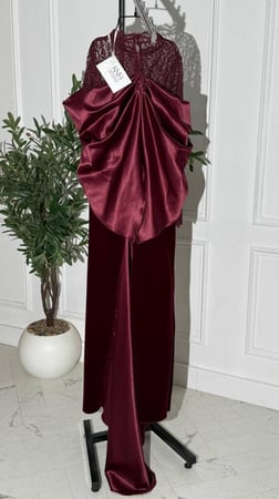 فستان جوخ فاخر مع لمسات تفته ودانتيل أنيقة لإطلالة شتوية راقية.