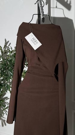 فستان بني أنيق بخامة باربي ناعمة