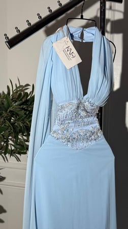 فستان أنيق من خامة الجورجيت الخفيفة،