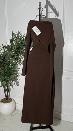 فستان بني أنيق بخامة باربي ناعمة يمنحك إطلالة راقية ولمسة عصرية فستان