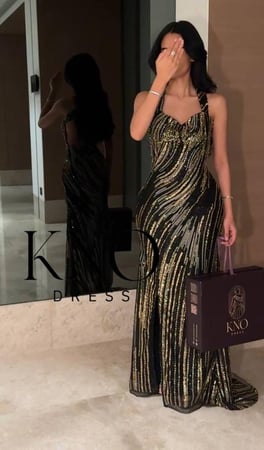 فستان بخامة شك فاخر خاص بلمسة أنيقة ولمعان راقٍ يبرز جمال التصميم وفخامته