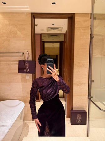 فستان جوخ فاخر مزين بتفاصيل دانتيل ولمسة لمعة راقية تضفي سحرًا وأناقة لكل مناسبة