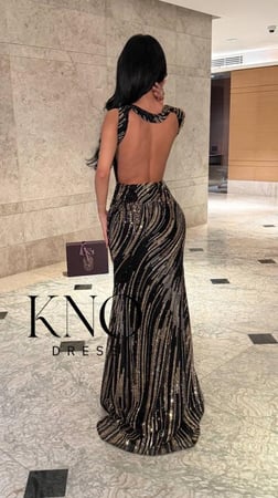 فستان بخامة شك فاخر خاص بلمسة أنيقة ولمعان راقٍ يبرز جمال التصميم وفخامته