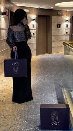 فستان باربي فاخر بخامة جاكار مع فصوص ولؤلؤ ودانتيل بالأكمام… أناقة تخطف الأنظار