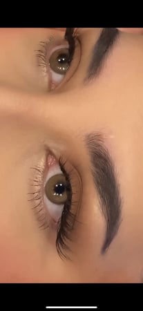 عدسات كريمي بني نظر