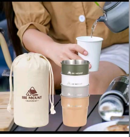 طقم أكواب معدنية بألوان متعددة (4 قطع) مع حقيبة قماشية