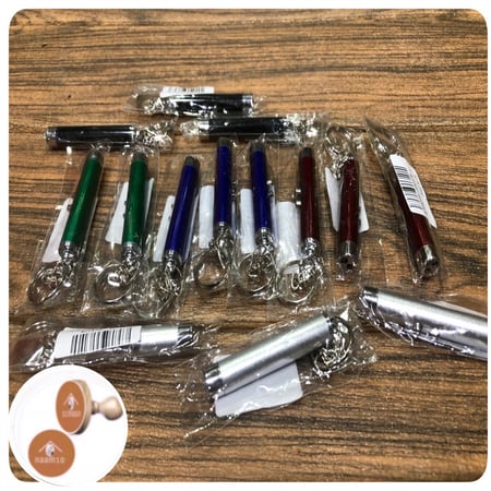 ميدالية ليزر ومصباح يدوي أبيض