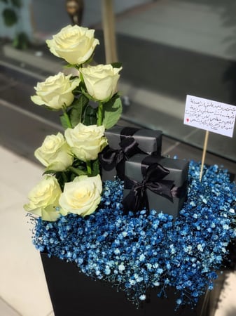 تنسيق هدايا على كيس اسود