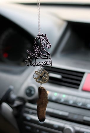 تعليقة حصان و كسرة العود