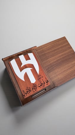 درع خشب طبيعي فاخر بشعار نادي الهلال السعودي