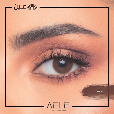 عدسات ملونة مع المحلول من افل - ديب