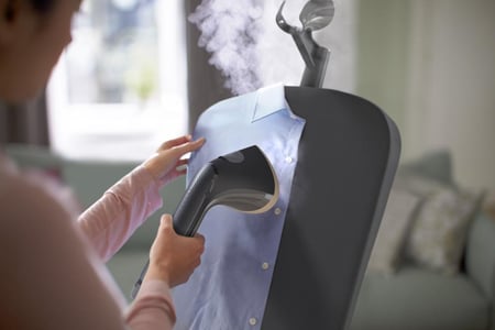 أداة كي بخار بحامل من فيليبس MyEssence مع لوحة ستايل قابلة للإمالة سلسلة 3000 - 2000 وات، مصفاة عطر MyEssence، بخار مستمر 40 جم/الدقيقة، خزان مياه سعة 2 لتر، طرف لوحة بخار مدبب، 3 إعدادات للبخار، أسود - STE3170/80