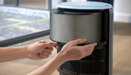 فيليبس منقي هواء ذكي من سلسلة بيور بروتكت 3200، ينقي مساحة 135 متر مربع، فلتر هيبا، كربون نشط، 5 سرعات، وضع النوم، قفل للأطفال، يتصل بالجوال، لون فضي/أبيض