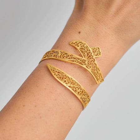 اسوارة بالحرف العربي تصميم أنيق مطلي بالذهب